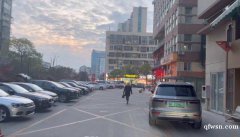 便宜底樓商鋪出售，大路邊，可餐飲，好停車，兩層